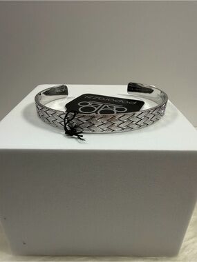 🩷5/$10🩷 Paparazzi Silver Textured Woven Cuff Bracelet